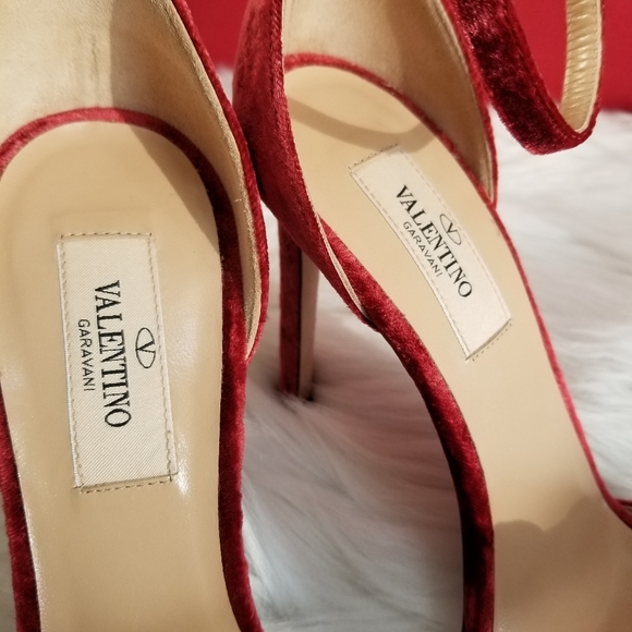 New Valentino Garavani Red Velvet Sandals - Picture 8 of 9